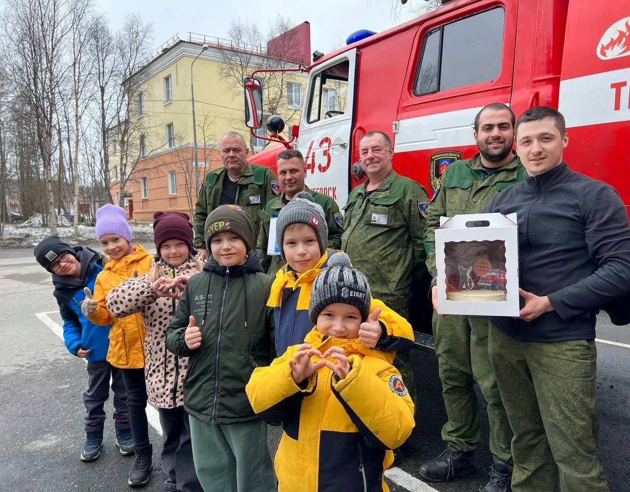 Ученики 2А класса Школы № 4 поздравили пожарных с праздником!.